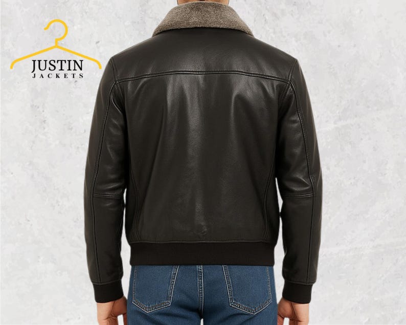 Puede incluir: Chaqueta de cuero negro con cuello de borrego y dobladillo acanalado. La chaqueta tiene un estilo bomber cl&aacute;sico con cremallera y un logotipo en la percha. El modelo lleva vaqueros azules.