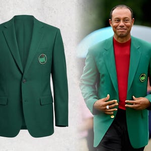 Puede incluir: Un blazer verde oscuro con cierre de un solo botón y un parche con el logotipo de un campo de golf. El blazer se muestra sobre un fondo blanco y también lo lleva una persona. Tiene dos bolsillos delanteros y solapas con muescas.