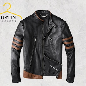 Puede incluir: Chaqueta de cuero negra con detalles marrones en las mangas y el dobladillo. Cuenta con cierre de cremallera y dos bolsillos delanteros. La marca "JUSTIN JACKETS" se muestra en amarillo sobre una percha amarilla.