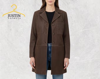 Puede incluir: Chaqueta de ante marrón con diseño clásico. Presenta cuello, cierre de botones y dos bolsillos delanteros. La chaqueta llega a la rodilla y tiene un corte entallado. El logotipo "JUSTIN JACKETS" es visible en la esquina superior izquierda.