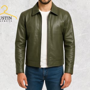 Pu&ograve; includere: Giacca in pelle verde oliva con collo e chiusura frontale con cerniera. La giacca ha maniche lunghe e una vestibilit&agrave; su misura. Il marchio "JUSTIN JACKETS" &egrave; visibile in alto a sinistra.