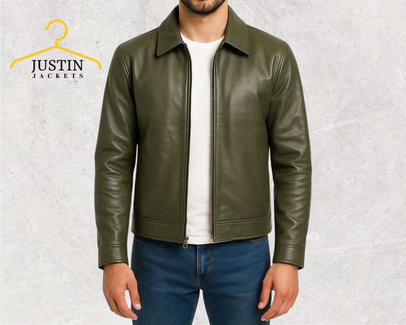 Pu&ograve; includere: Giacca in pelle verde oliva con collo e chiusura frontale con cerniera. La giacca ha maniche lunghe e una vestibilit&agrave; su misura. Il marchio "JUSTIN JACKETS" &egrave; visibile in alto a sinistra.