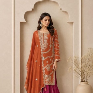 Conjunto de traje sharara bordado de seda chinon color naranja óxido y magenta, vestido de diseñador para bodas indias, imagen 1