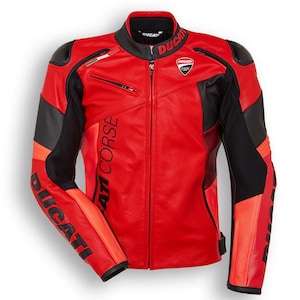 Könnte beinhalten: Rote und schwarze Motorradjacke aus Leder mit dem Ducati Corse Logo. Die Jacke hat einen Stehkragen, Reißverschlusstaschen und schwarze Akzente an Schultern und Ärmeln. Das Ducati-Logo ist auf der Brust abgebildet.