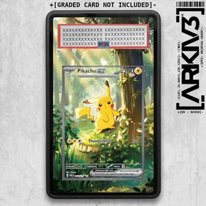 Puede incluir: Una funda protectora negra que contiene una carta coleccionable Pikachu EX con 200 HP y el ataque Thunderbolt. La carta muestra un Pikachu amarillo en un entorno forestal. La funda tiene una etiqueta con el texto PSA y la marca ARKNV3.