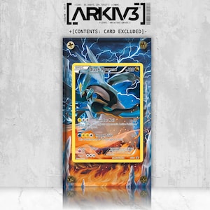 Può includere: Una custodia espositiva rettangolare in acrilico con quattro viti dorate agli angoli, contenente una carta collezionabile Black Kyurem. La custodia presenta uno sfondo grafico con fulmini blu e fuoco. Il testo in alto riporta ARKIV3 e CONTENTS: CARD EXCLUDED.