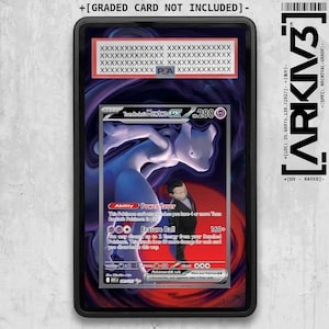 Puede incluir: Una taza de cerámica blanca con un asa negra y el texto "But First, Coffee" en un estilo manuscrito. La taza está sobre una superficie blanca. La taza mide 10 cm de alto.