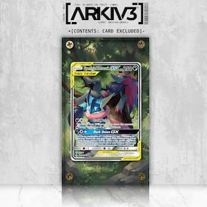 Könnte beinhalten: Eine gerahmte Pokémon-Sammelkarte mit Greninja & Zoroark GX. Die Karte hat eine farbenfrohe Illustration der beiden Charaktere. Der Rahmen ist aus klarem Acryl, mit goldenen Schrauben befestigt und vor einem Waldhintergrund platziert. Der Text "ARKIV3" ist oben sichtbar.