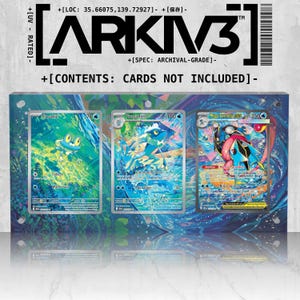 Peut inclure: Un présentoir avec trois cartes à collectionner Pokémon. Les cartes présentent des illustrations colorées de personnages Pokémon. Le présentoir porte le texte "ARKIV3" et "CARDS NOT INCLUDED". Le fond est un motif aquarelle bleu et vert.