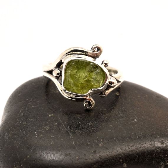 Jewels House Peridot Oval Cut Gemstone Silver Plated Handmade Statement Green Stone Ring US-9