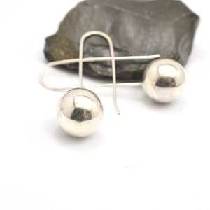 Orecchini a sfera in argento sterling, orecchini a sfera pendenti da 14 mm, orecchini lunghi contemporanei, gioielli semplici, regalo modernista per lei