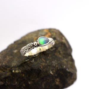 Anel de opala de prata esterlina feito à mão - Faixa texturizada - Tamanho EUA 6,5 - Anel de pedra preciosa empilhável - Joia Boho exclusiva - Presente para ela