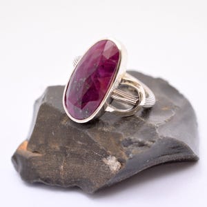 Handgefertigter Sterlingsilberring mit Rubin, Größe 57 | Einzigartiger Schmuck mit Geburtsstein für Juli