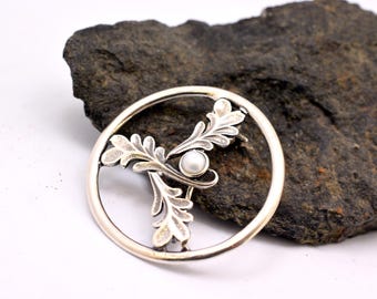Spilla circolare in argento sterling con motivo a foglie botaniche, in stile vintage ispirato alla natura, ideale come regalo con gioielli di perle.