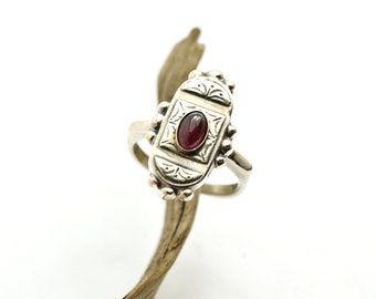 Garnet silver ring, sterling silver gemstone ring, Oval garnet Stone Ring, Solitaire ring size 6.5 January birthstone, garnet jewelry