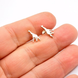 Sterling zilveren kleine giraffe studs, schattige wilde dieren silhouet oorbellen handgemaakte sieraden voor tieners en dierenliefhebbers