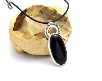 Pendentif onyx noir en argent sterling, pierre noire ovale sur collier de cordon de cuir, cadeau de Noël pour elle