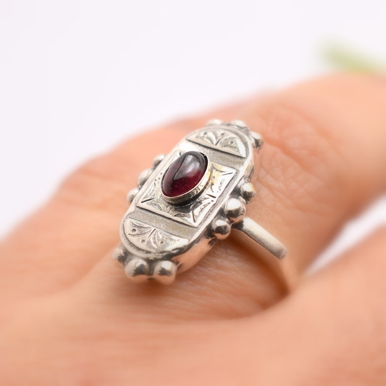 Anello in argento con granato, anello in argento sterling con pietra preziosa, anello con pietra ovale in granato, anello solitario misura 6,5 con pietra portafortuna di gennaio, gioielli in granato immagine 3