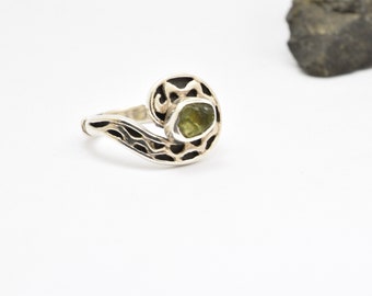 Sterling silver raw peridot ring,  rough dark green gemstone on a free formed helix band , August birthstone  jewelry , gift for her