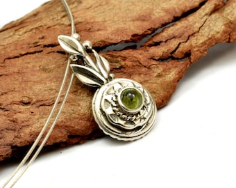 Sterling silver small peridot pendant leaf, rustic peridot necklace ,nature inspired pendant  botanical green  jewelry, gift for her