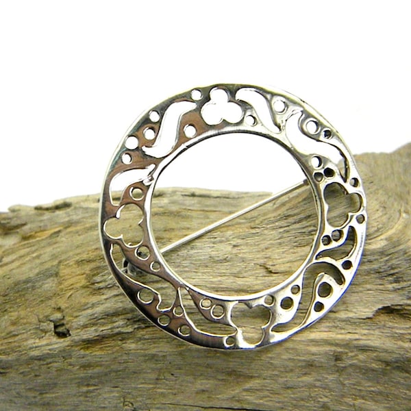 Grande broche en argent, épingle en argent sterling, cercle moderniste découpé à motif floral, simple épingle à châle, cadeau pour elle, broche minimale