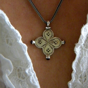 Colgante de cruz de plata esterlina, cruz ortodoxa redonda de granate, collar con cruz reversible grabada en plata maciza, regalo religioso cristiano
