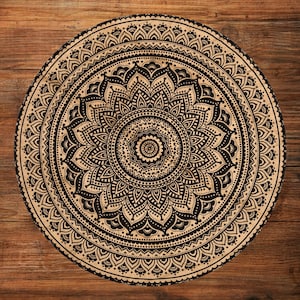 Puede incluir: Un dise&ntilde;o de mandala redondo, negro y beige. El intrincado patr&oacute;n presenta elementos florales y geom&eacute;tricos dispuestos en c&iacute;rculos conc&eacute;ntricos. El dise&ntilde;o est&aacute; centrado en un fondo beige, con un borde oscuro. El mandala est&aacute; sobre una superficie de madera.