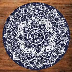 Puede incluir: Un dise&ntilde;o de mandala redondo, azul marino y blanco. El intrincado patr&oacute;n presenta un motivo floral central rodeado de elementos sim&eacute;tricos detallados. El dise&ntilde;o se establece sobre un fondo azul oscuro, creando un contraste llamativo.