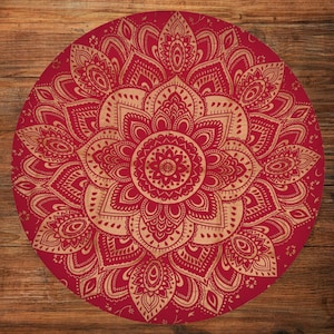Puede incluir: Un dise&ntilde;o de mandala redondo y rojo con intrincados patrones sim&eacute;tricos en un tono marr&oacute;n dorado m&aacute;s claro. La detallada obra de arte presenta elementos florales y geom&eacute;tricos, creando una pieza visualmente rica y decorativa. El dise&ntilde;o est&aacute; centrado y llena el espacio circular.