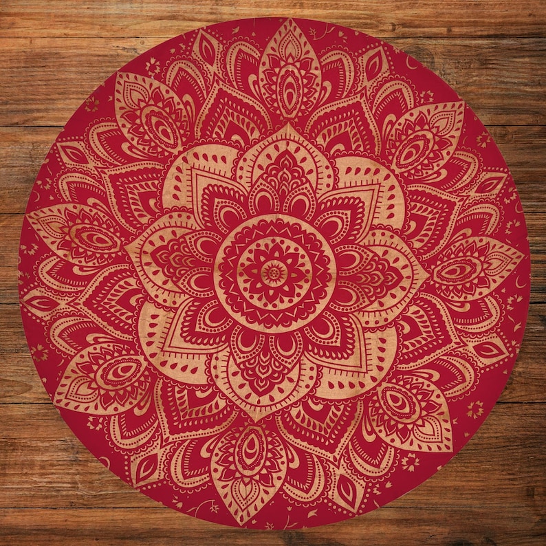 Puede incluir: Un dise&ntilde;o de mandala redondo y rojo con intrincados patrones sim&eacute;tricos en un tono marr&oacute;n dorado m&aacute;s claro. La detallada obra de arte presenta elementos florales y geom&eacute;tricos, creando una pieza visualmente rica y decorativa. El dise&ntilde;o est&aacute; centrado y llena el espacio circular.