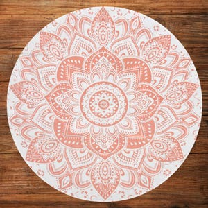 Puede incluir: Dise&ntilde;o de mandala redondo blanco y coral. El intrincado patr&oacute;n presenta elementos florales y geom&eacute;tricos. El dise&ntilde;o est&aacute; centrado en un fondo blanco, con un patr&oacute;n de color coral. El mandala es probablemente un art&iacute;culo decorativo, como un tapiz o una alfombra.