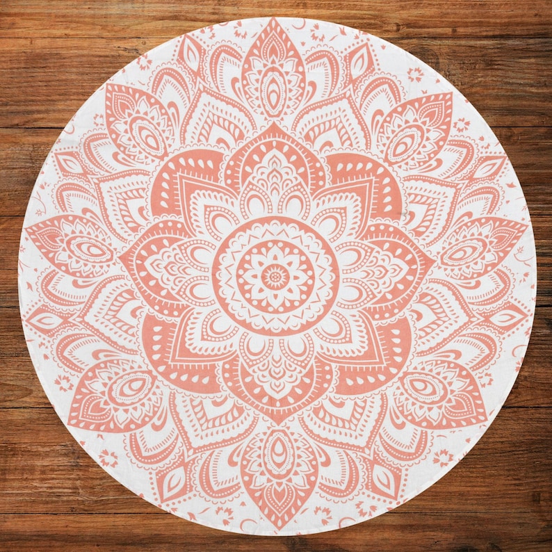Puede incluir: Dise&ntilde;o de mandala redondo blanco y coral. El intrincado patr&oacute;n presenta elementos florales y geom&eacute;tricos. El dise&ntilde;o est&aacute; centrado en un fondo blanco, con un patr&oacute;n de color coral. El mandala es probablemente un art&iacute;culo decorativo, como un tapiz o una alfombra.