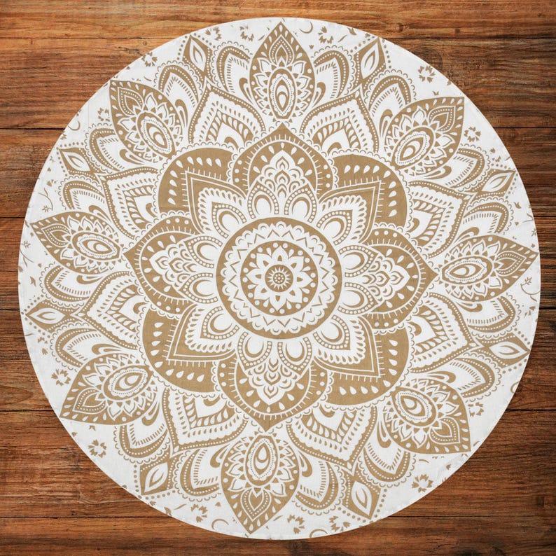 Puede incluir: Un dise&ntilde;o de mandala redondo blanco y dorado. El intrincado patr&oacute;n presenta un dise&ntilde;o floral sim&eacute;trico en dorado sobre un fondo blanco. El mandala est&aacute; centrado y parece estar impreso en una tela o textil.