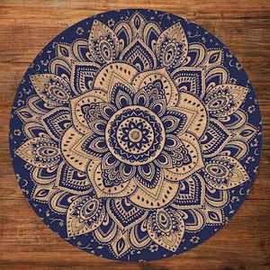 Puede incluir: Dise&ntilde;o de mandala circular azul marino y beige. El intrincado patr&oacute;n presenta elementos florales y geom&eacute;tricos. El mandala est&aacute; centrado y sim&eacute;trico, con l&iacute;neas y formas detalladas. El fondo es una superficie de madera.