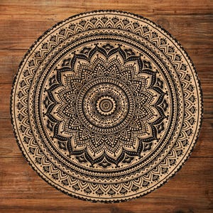 Puede incluir: Un diseño de mandala redondo, negro y beige. El intrincado patrón presenta elementos florales y geométricos, creando una obra de arte simétrica y detallada. El diseño está centrado en un fondo beige, con un borde oscuro. El mandala está colocado sobre una superficie de madera.