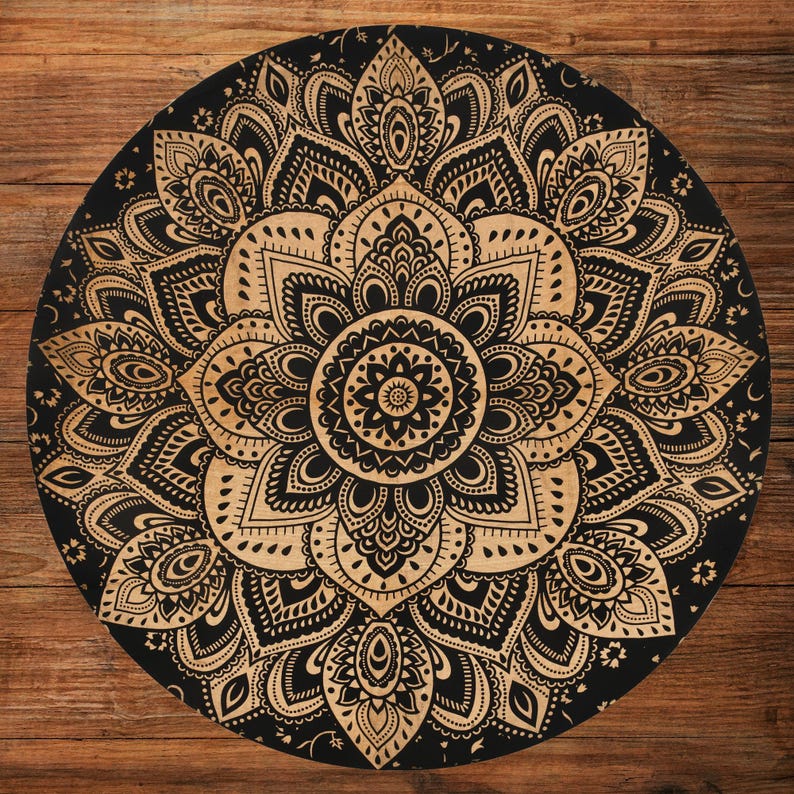Puede incluir: Un dise&ntilde;o de mandala redondo, negro y beige. El intrincado patr&oacute;n presenta un motivo floral central rodeado de elementos sim&eacute;tricos detallados. El dise&ntilde;o est&aacute; sobre un fondo negro con un patr&oacute;n floral beige.