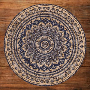Puede incluir: Un dise&ntilde;o de mandala redondo, beige y azul marino. El intrincado patr&oacute;n presenta un motivo floral central rodeado de c&iacute;rculos conc&eacute;ntricos de dise&ntilde;os sim&eacute;tricos detallados. El mandala est&aacute; colocado sobre una superficie de madera.