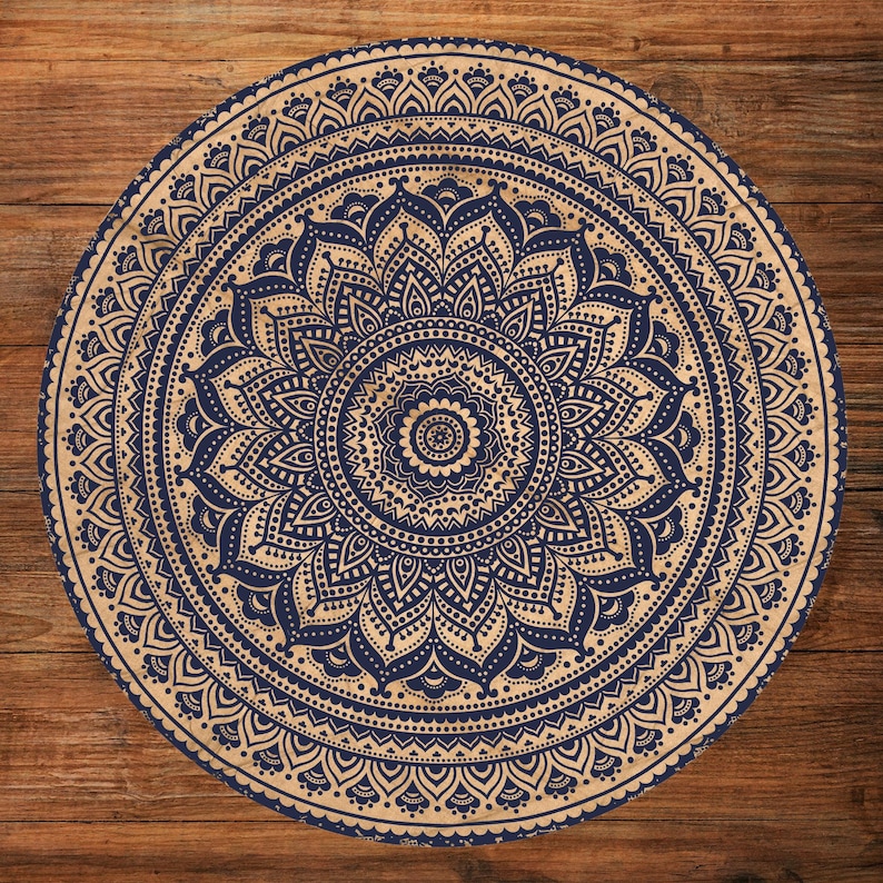 Puede incluir: Un dise&ntilde;o de mandala redondo, beige y azul marino. El intrincado patr&oacute;n presenta un motivo floral central rodeado de c&iacute;rculos conc&eacute;ntricos de dise&ntilde;os sim&eacute;tricos detallados. El mandala est&aacute; colocado sobre una superficie de madera.