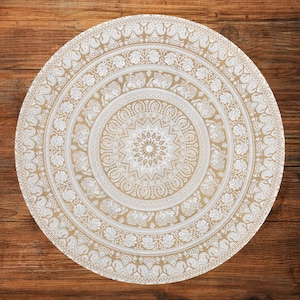 Puede incluir: Tapiz mandala redondo beige y blanco con intrincados patrones florales y de elefantes. El tapiz presenta un dise&ntilde;o central de estrella y m&uacute;ltiples c&iacute;rculos conc&eacute;ntricos de obras de arte detalladas. El tapiz est&aacute; hecho de un material suave.