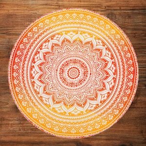Op de afbeelding: Ronde mandala-wandtapijt in oranje en gele tinten met ingewikkelde bloempatronen. Het ontwerp heeft een centraal bloemmotief omgeven door concentrische cirkels van gedetailleerde kunstwerken. Het wandtapijt is gemaakt van stof en is geschikt voor interieurdecoratie.
