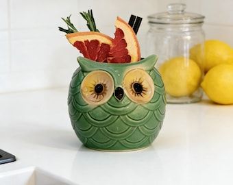 Caneca Tiki Coruja Verde, Copo de Cerâmica para Coquetel - 500ml, Utensílios Artesanais para Bebidas com Tema Animal - Presente Exclusivo para Amantes de Corujas - Acessórios Divertidos para Bar em Casa