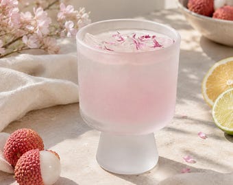 Taça de vidro rosa fosco, copo com haste artesanal de design estético, charmosa tigela vintage para sorvete, taça romântica canelada para sobremesa.