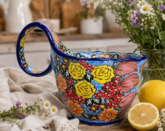 Caneca de cerâmica pintada à mão, tigela para aveia com estampa floral mediterrânea, alça alta em formato de laço.