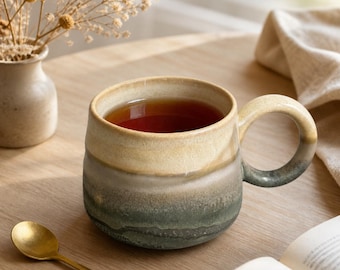 Caneca de cerâmica artesanal estilo Wabi-Sabi, em grés com esmalte reativo grosso.
