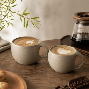 Wabi Sabi keramische koffiemok 250ml 320ml, minimalistische lattebeker van steengoed, handgemaakte mok van gespikkeld aardewerk, esthetisch cadeau voor een housewarming.