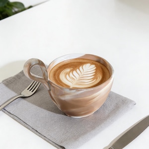 Abstrakt marmorerad keramisk kaffemugg med unikt öglehandtag - 300 ml brun virvelformad lattekopp - Modern Wabi-Sabi keramik, konstnärlig baristapresent