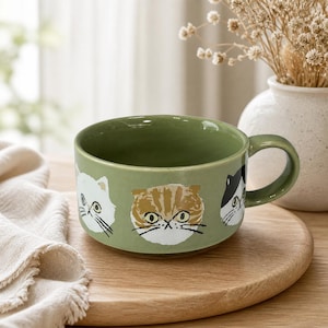 Jolie tasse en céramique avec chat, tasse à café verte faite main, tasse à thé kawaii kitty, tasse pour amoureux des chats peinte à la main.