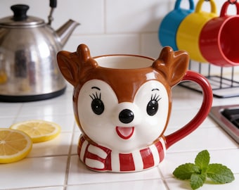 Caneca de cerâmica com escultura 3D de rena, perfeita para o Natal, com tema festivo e texturizado. Ideal para chocolate quente e chá.