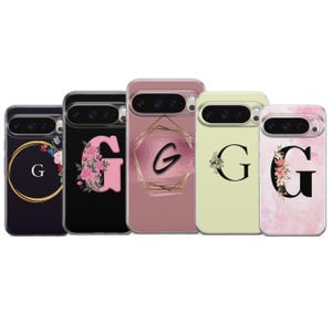 Puede incluir: Cinco fundas para teléfono con la letra "G". Los diseños incluyen arreglos florales, marcos geométricos y motivos circulares. Las fundas son de varios colores, incluyendo negro, rosa y dorado.