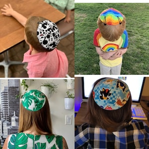 Pu&ograve; includere: Quattro diverse kippah, o yarmulke, con vari design. Una &egrave; in bianco e nero con un motivo di Topolino, una &egrave; arcobaleno, una &egrave; verde con un motivo di foglie tropicali e una &egrave; blu con un motivo di Sonic the Hedgehog.
